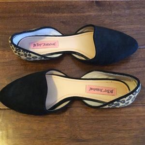 Betsey Johnson Black & Leopard Print Flats